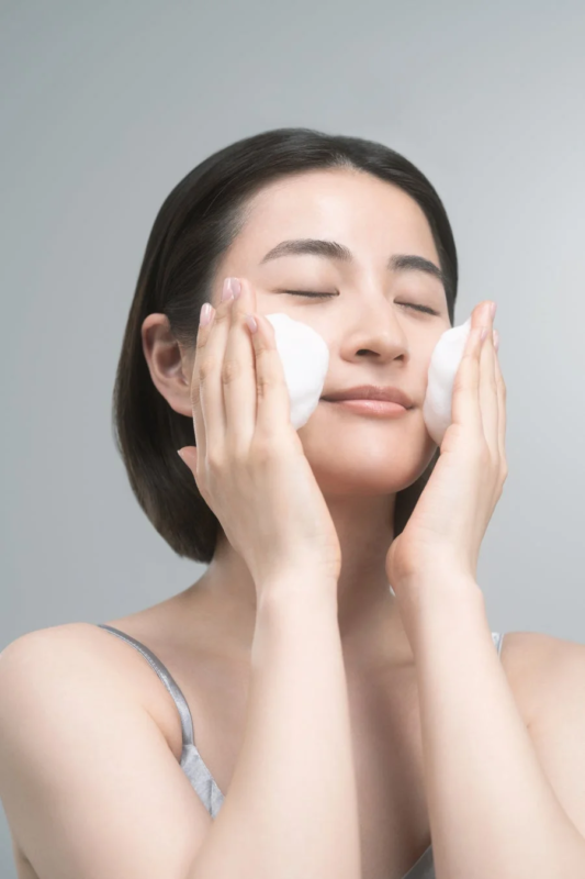 Mujer aplicando Face Wash