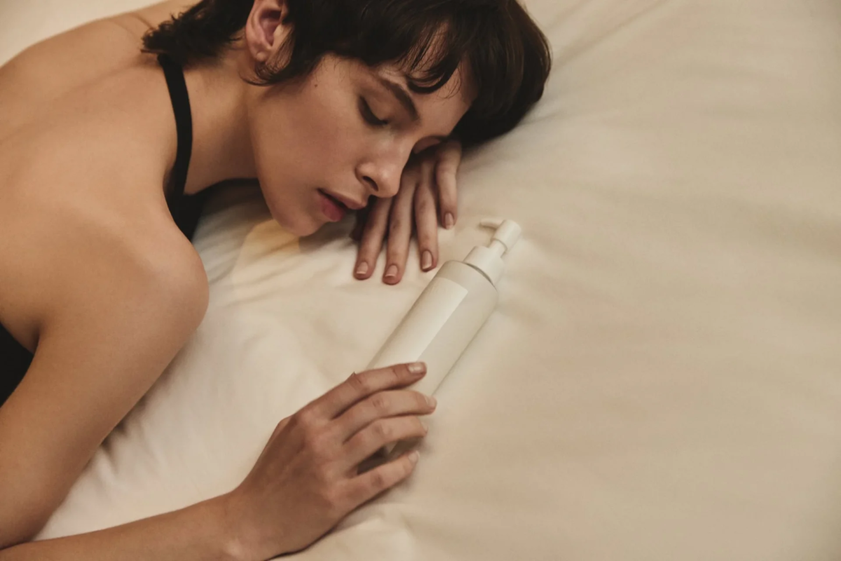 Mujer relajada con producto de REAtoA