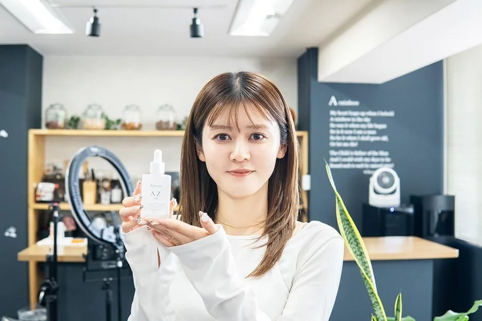 Mujer con Bmuse AZ+20 Serum