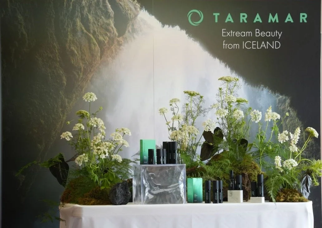 Productos TARAMAR exhibidos con elementos naturales