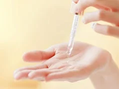 Aplicaci&oacute;n del aceite en la mano