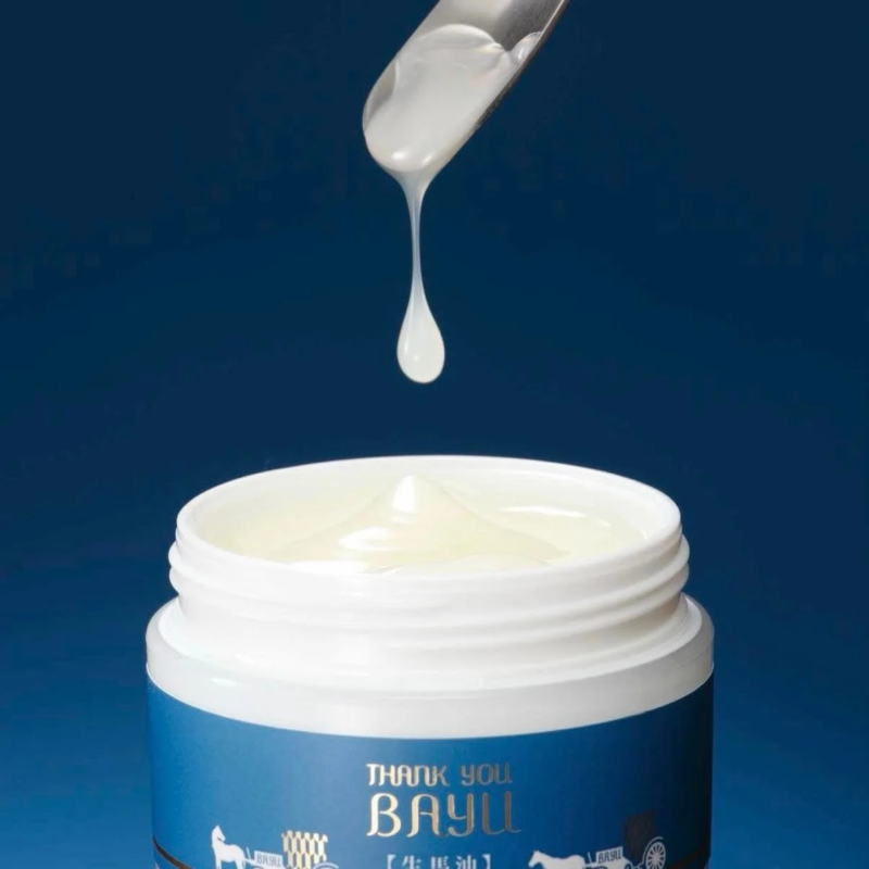 Aceite de caballo en un envase blanco