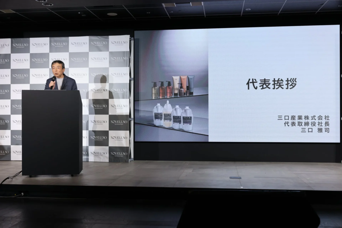 Presidente de MIAN BEAUTY, Masashi Mikuchi, dando el discurso de apertura
