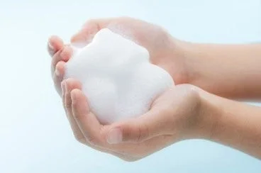 Manos con espuma
