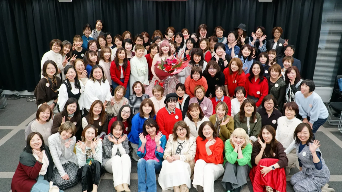 Grupo de mujeres sonriendo en un evento