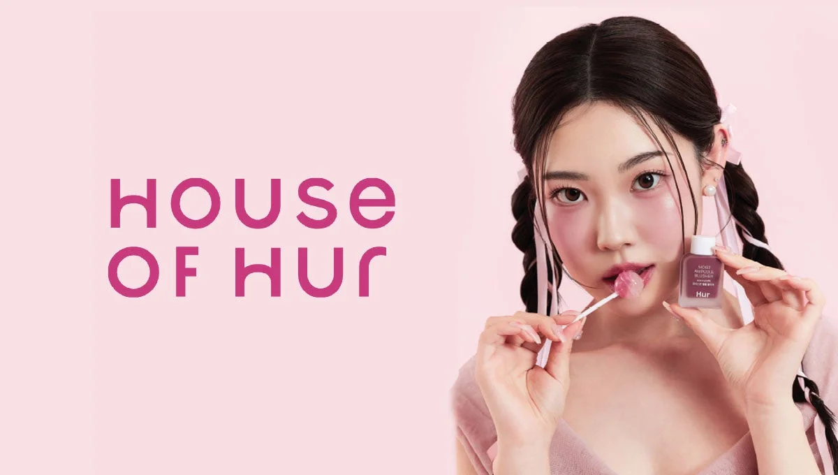 Modelo de HOUSE OF HUR con productos