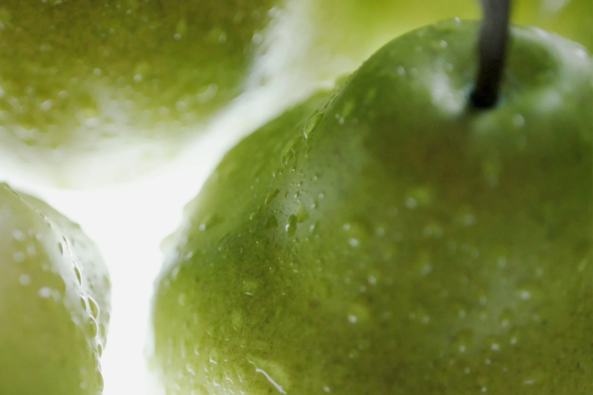 Pera fresca con gotas de agua