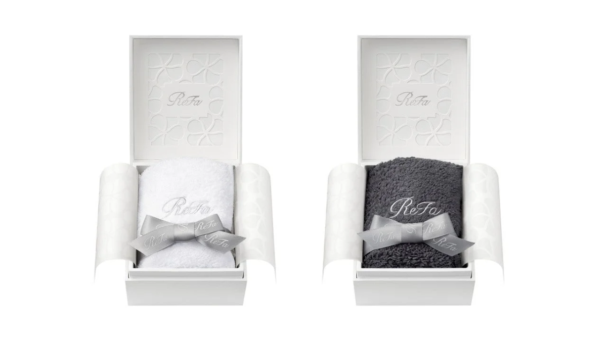 Cajas de regalo ReFa con toallas blancas y grises