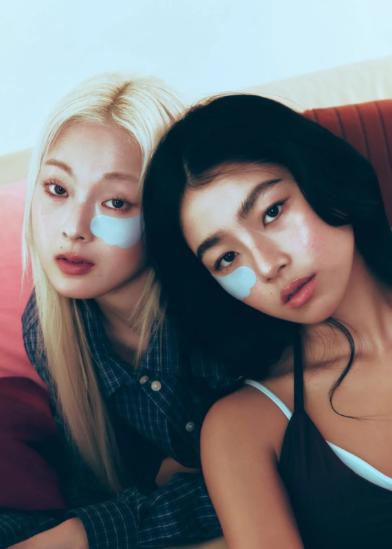 Dos mujeres con parches de ojos