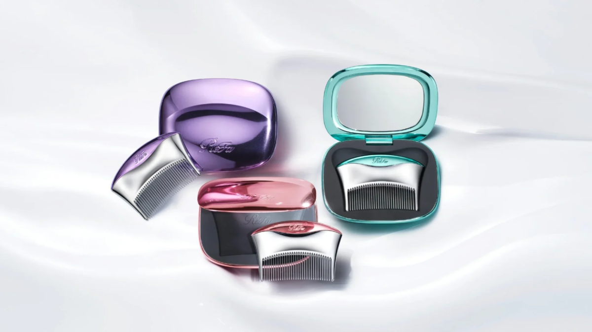 Set de tres peines ReFa en morado, rosa y turquesa brillante, con un estuche turquesa abierto que incluye un espejo.