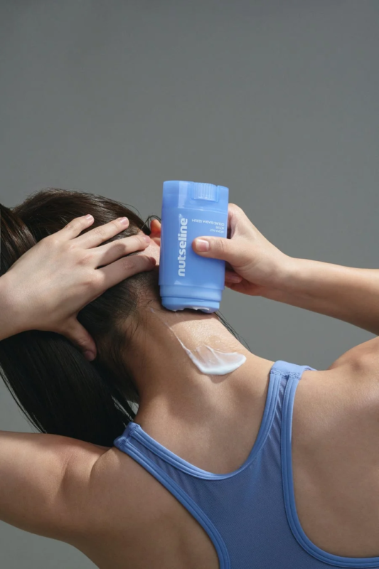 Mujer aplicando s&eacute;rum en el cuello