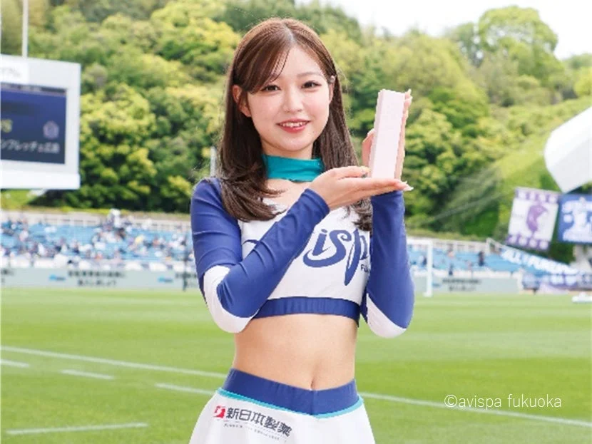 Animadoras de Avispa Fukuoka mostrando productos