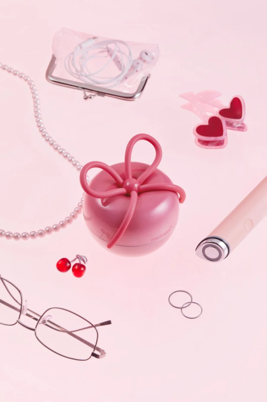 Producto medicube Ribbon Cherry Glass Hair Brush y accesorios