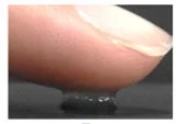 Dedo tocando una superficie con gotas de agua