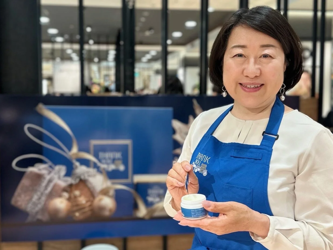 Mujer sonriendo con productos THANK YOU BAYU
