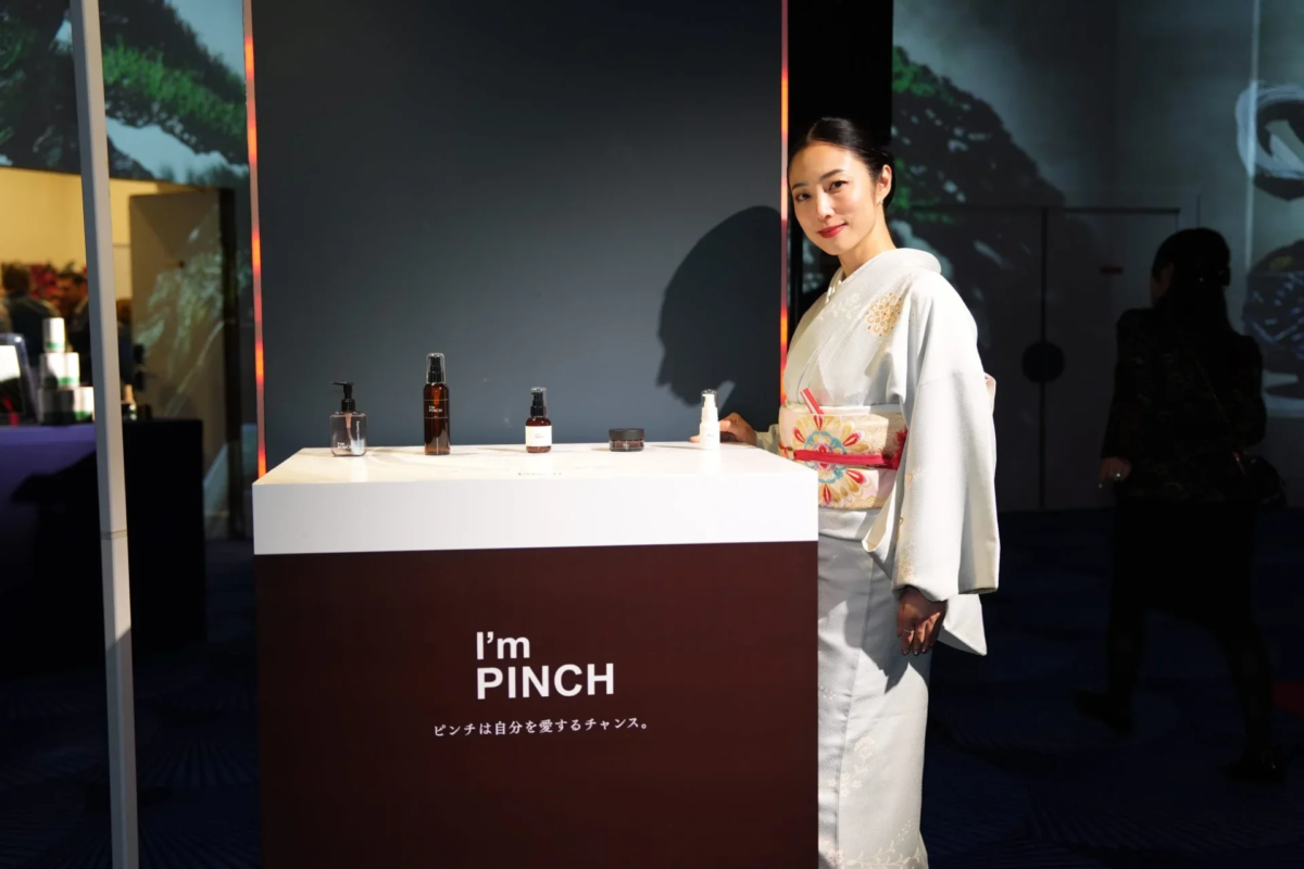 MEGUMI en el stand de I'm PINCH