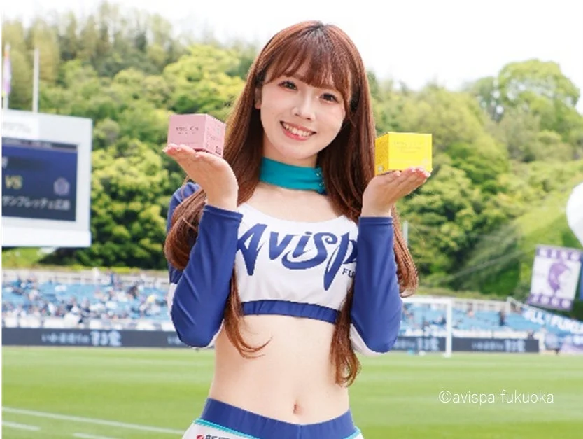 Animadoras de Avispa Fukuoka con cajas rosas y amarillas
