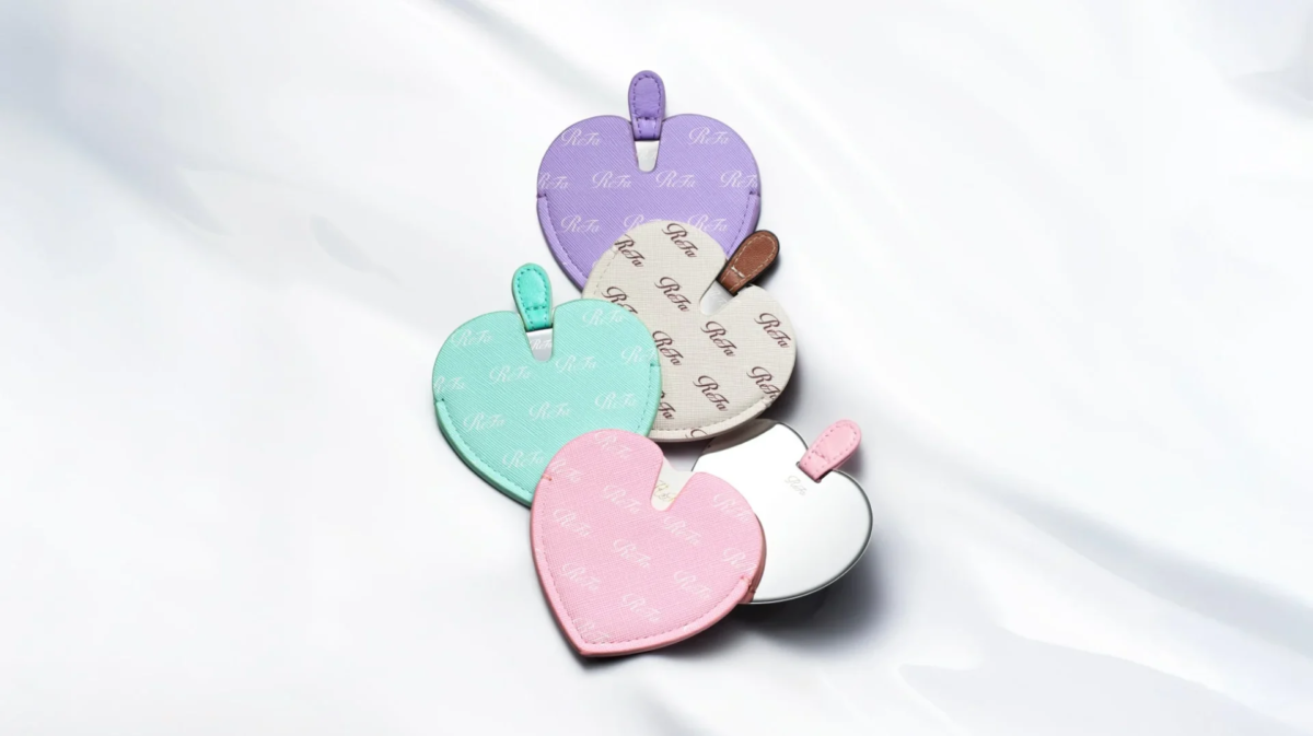 Espejos compactos en forma de corazón de colores apilados, con el logo 'ReFa'