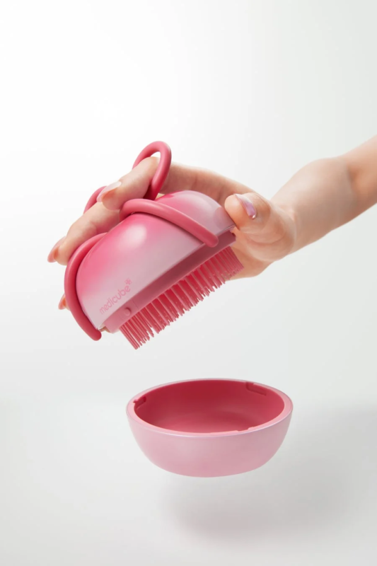 medicube Ribbon Cherry Glass Hair Brush con tapa protectora