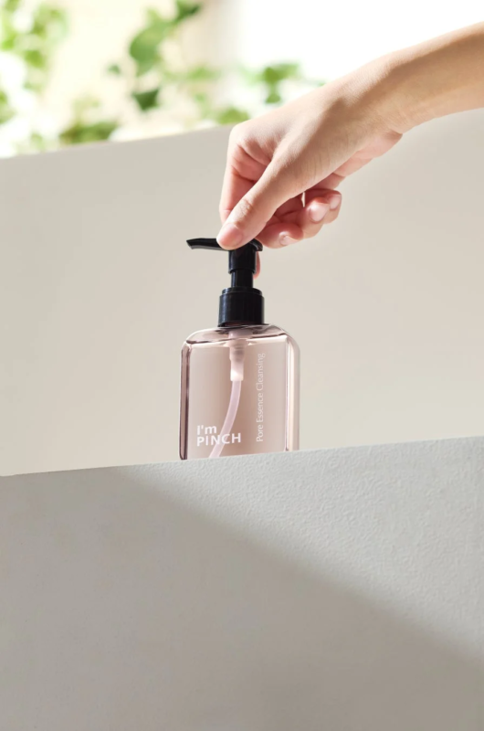 Mujer aplicando I'm PINCH Pore Essence Cleansing