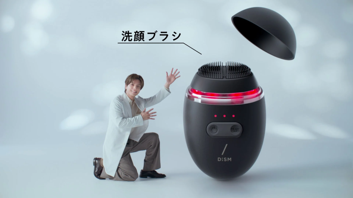 Escena del comercial del cepillo de limpieza facial 3