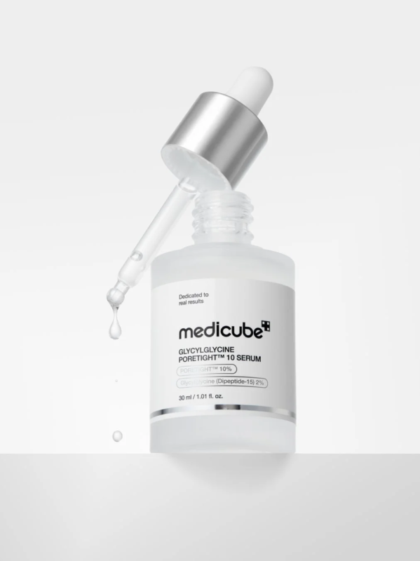 Botella de Glycylglycine PORETIGHT™ 10 Serum de Medicube con una gota