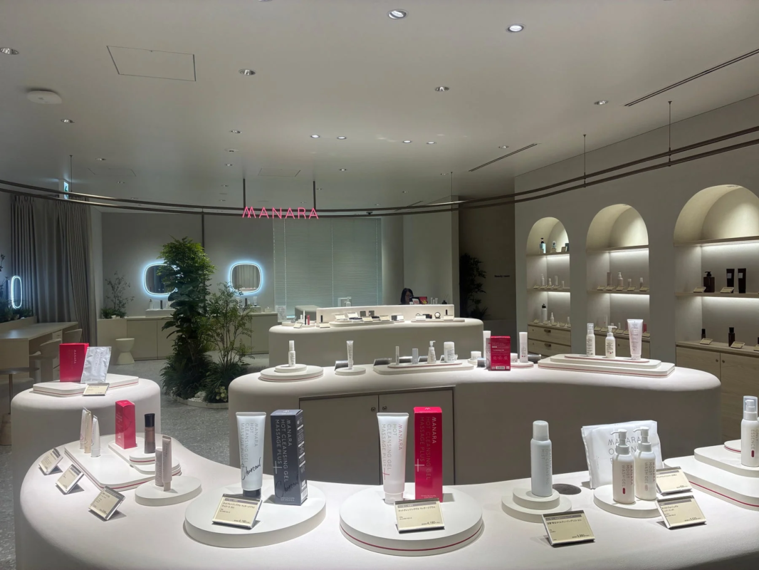 Interior del showroom de Manara con productos y mostradores modernos