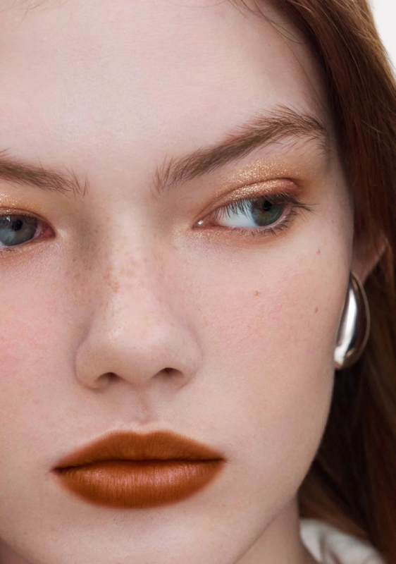 Primer plano de modelo con maquillaje de la colección Celvoke