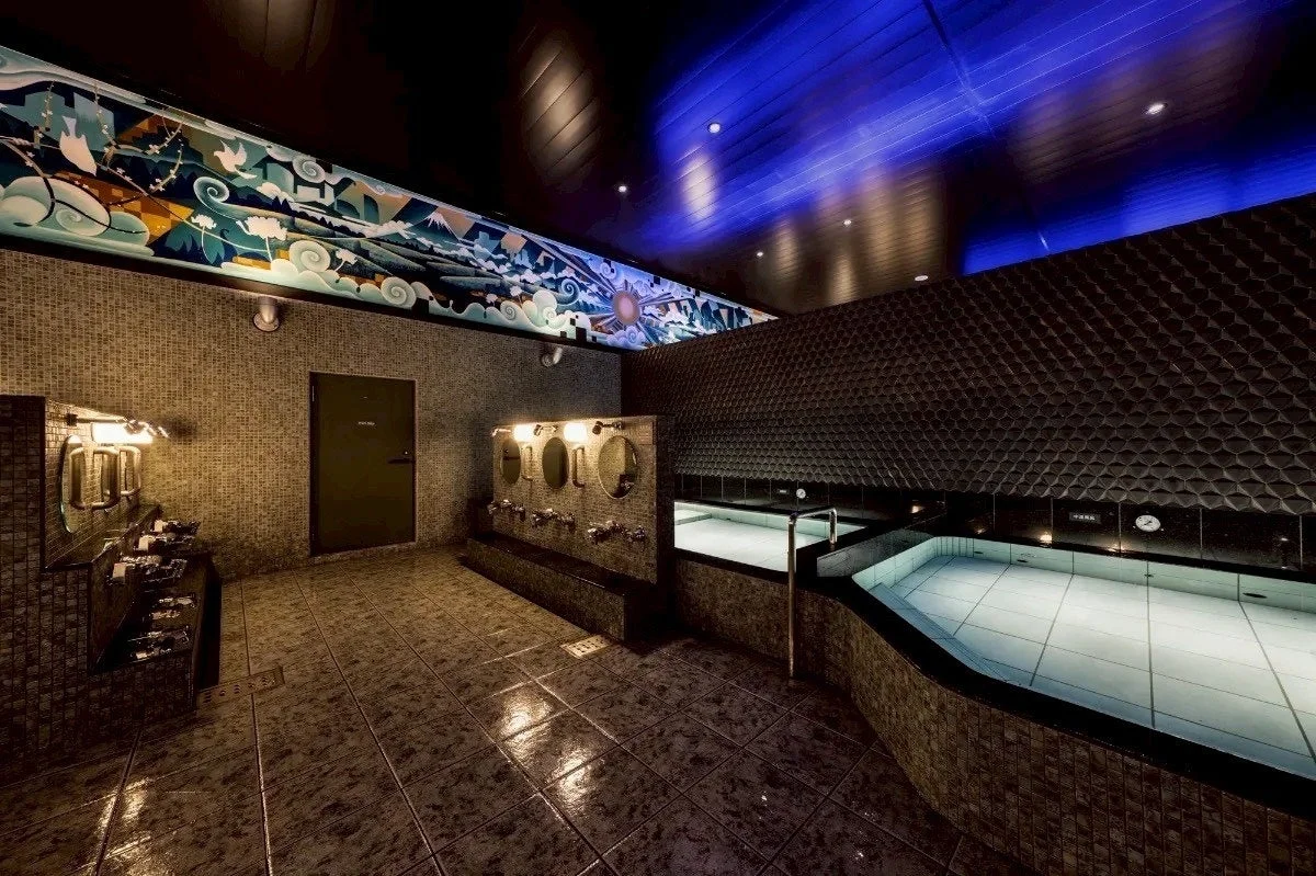 Interior de Kairyo-yu con bañera y mural
