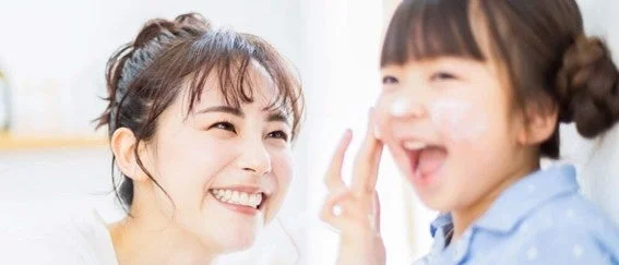 Madre e hija usando el producto