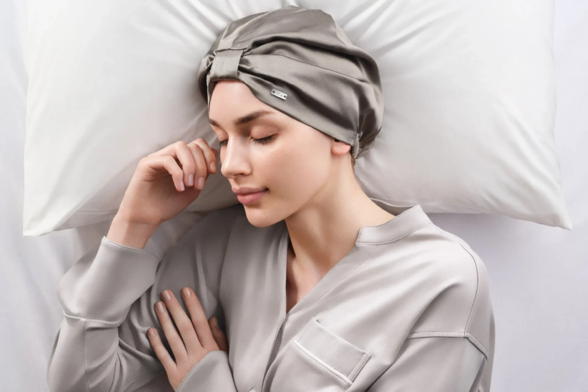 Mujer durmiendo con gorro de noche de seda