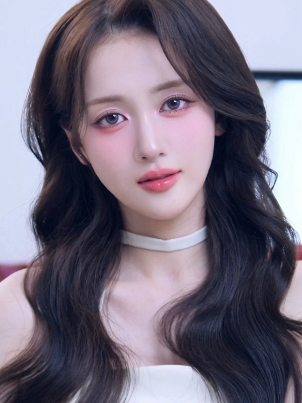 Mujer joven con maquillaje rosa
