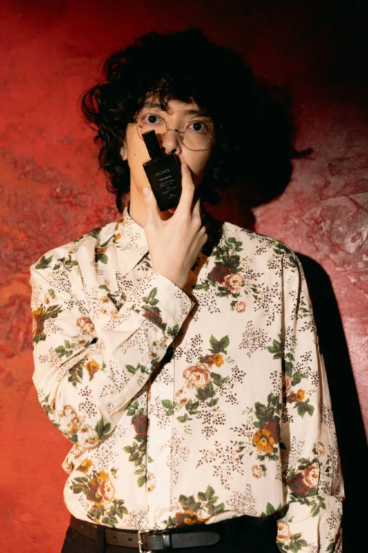 Hombre con camisa floral sosteniendo s&eacute;rum OCHER