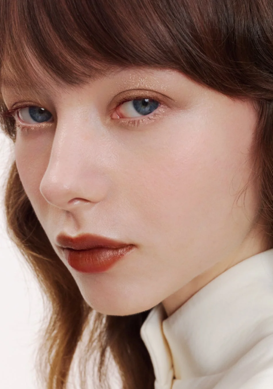 Modelo con maquillaje de la colección Celvoke