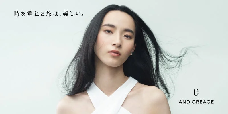 Mujer con cabello largo y blanco, mirando a la cámara, con texto “El viaje de envejecer es hermoso. AND CREAGE”