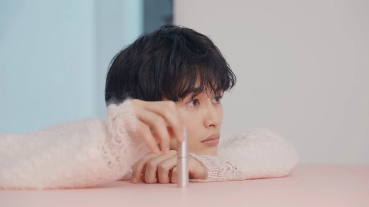Takuya Kusakawa mostrando el producto