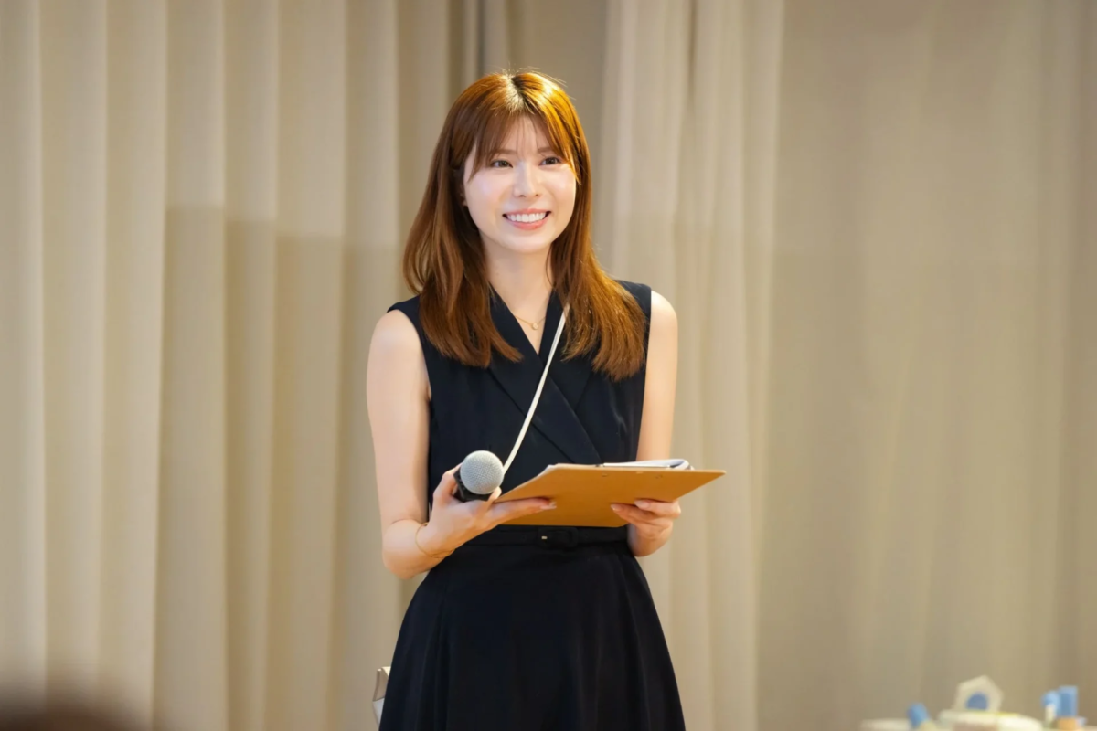 Momo Ogihara, CEO de WinC, hablando en el evento