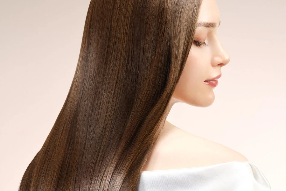 Mujer con cabello brillante