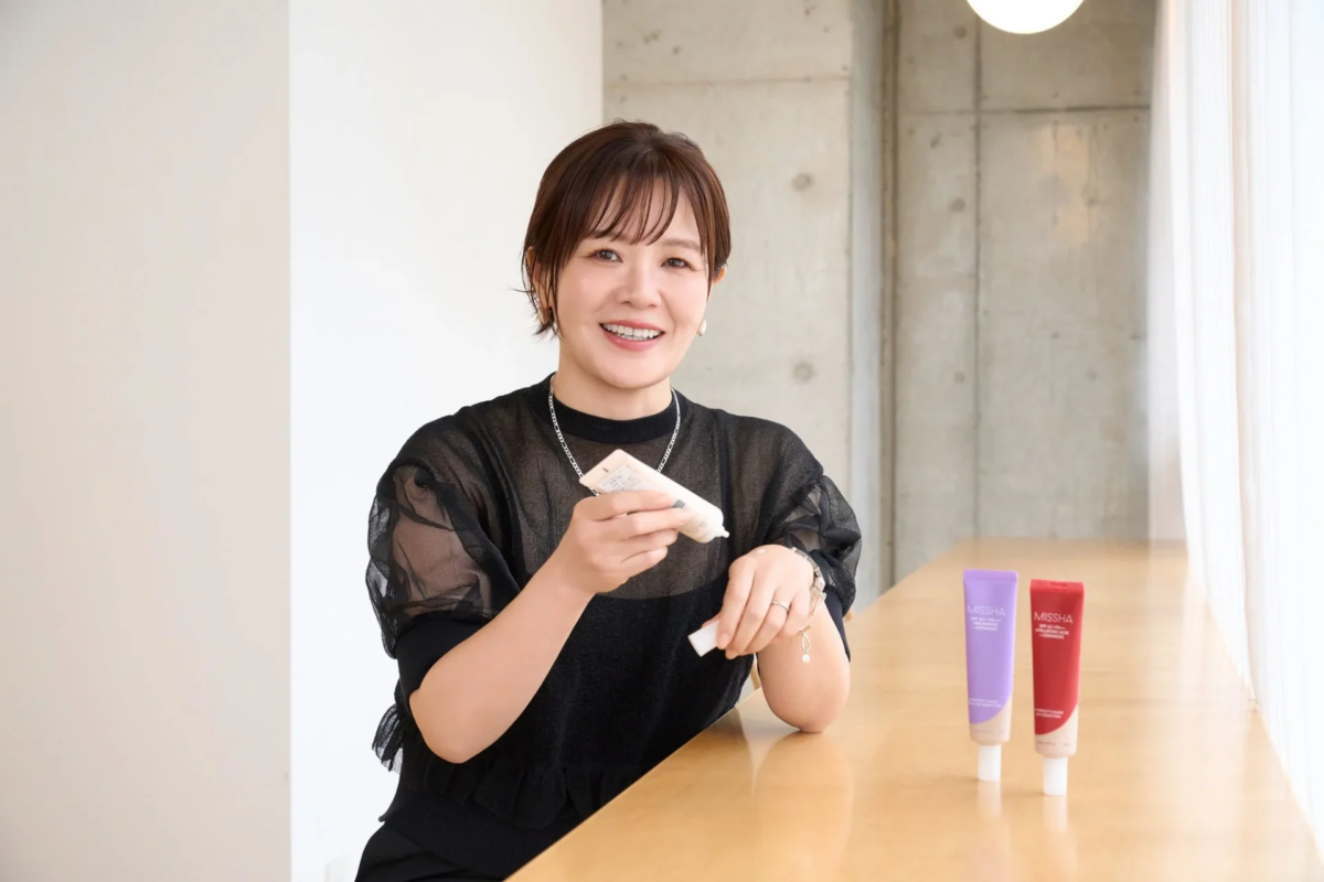 Mujer sonriendo con productos MISSHA