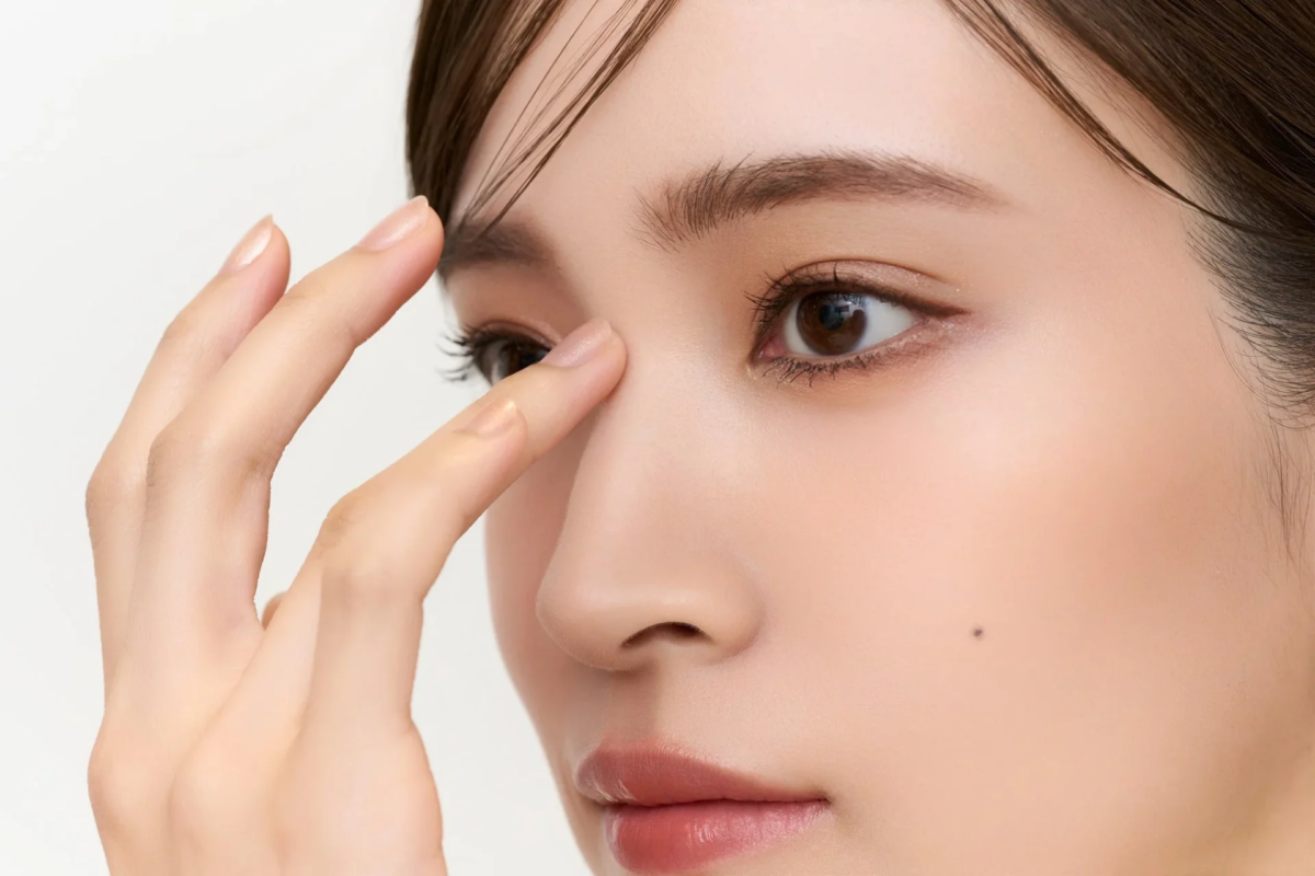 Mujer aplicándose maquillaje en el ojo