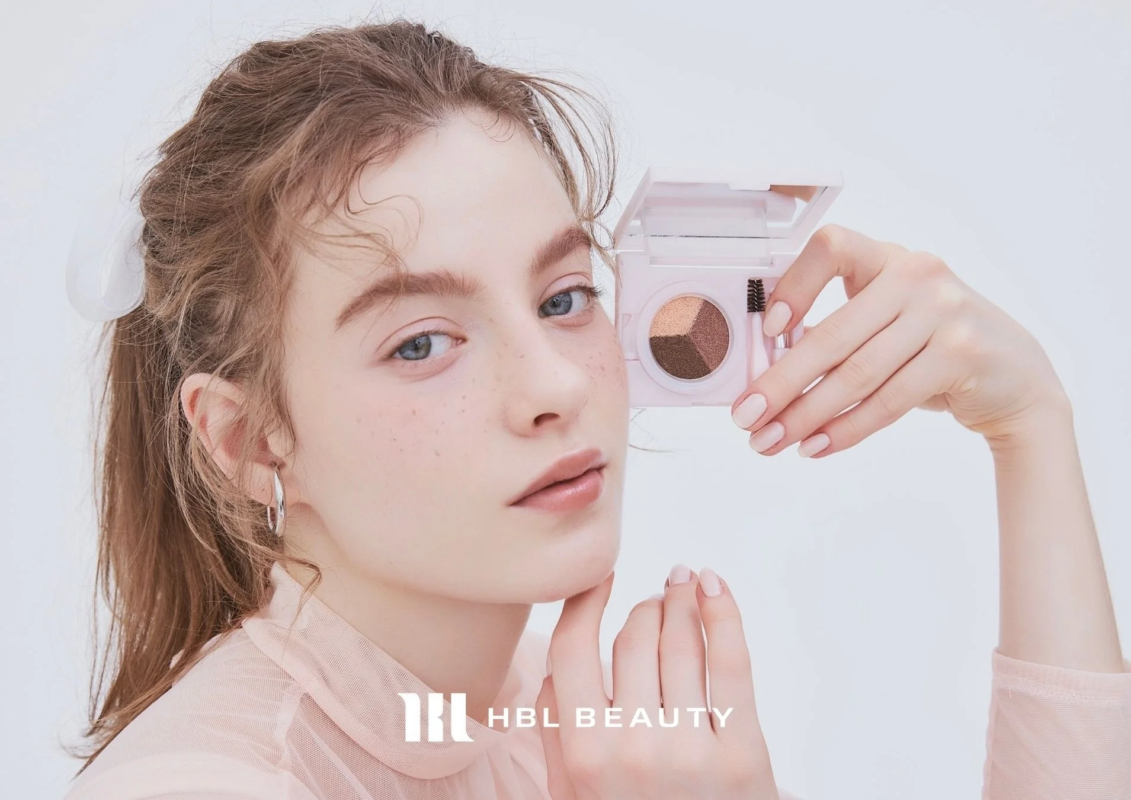 Modelo con maquillaje de cejas HBL BEAUTY