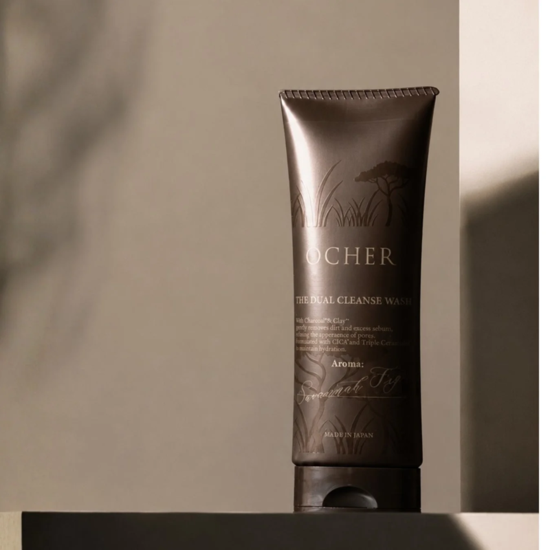 Tubo de OCHER THE DUAL CLEANSE WASH en un estante