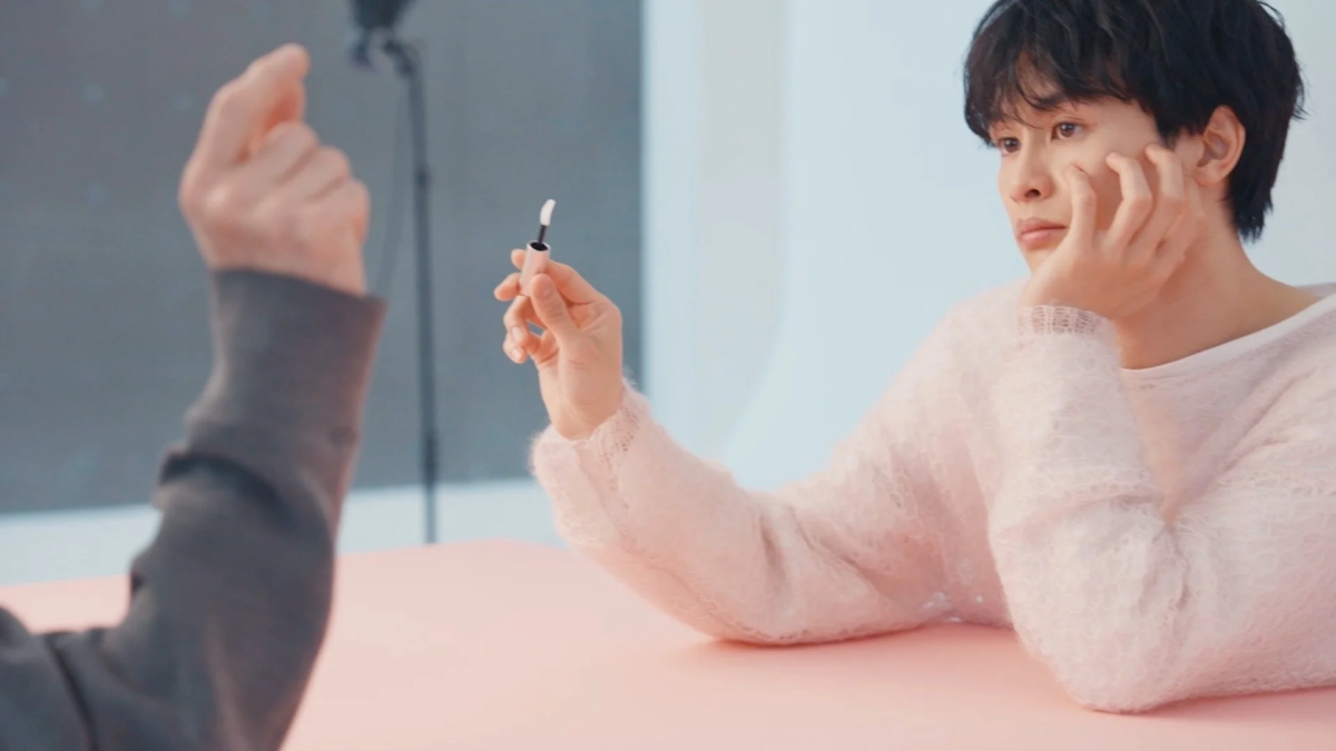 Takuya Kusakawa sosteniendo el producto