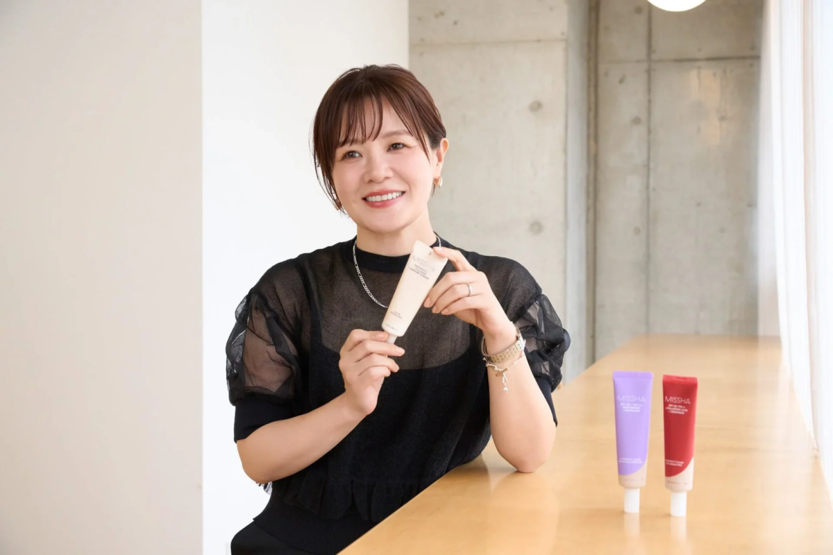 Mujer sonriendo con productos MISSHA