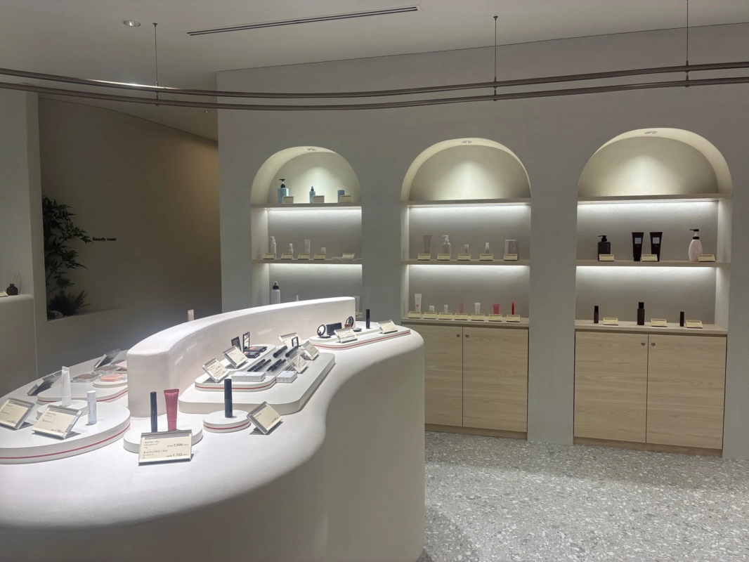 Interior moderno de una tienda de cosméticos con productos de maquillaje y skincare