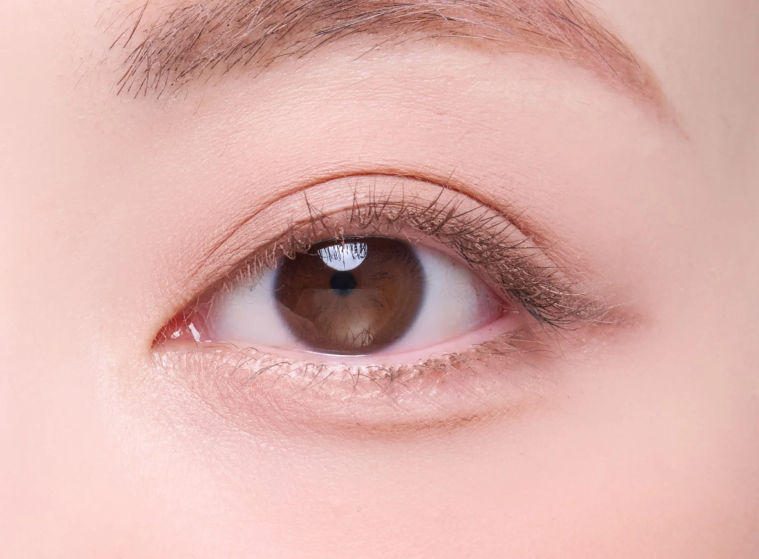 Ojos con delineador "Almond Latte"