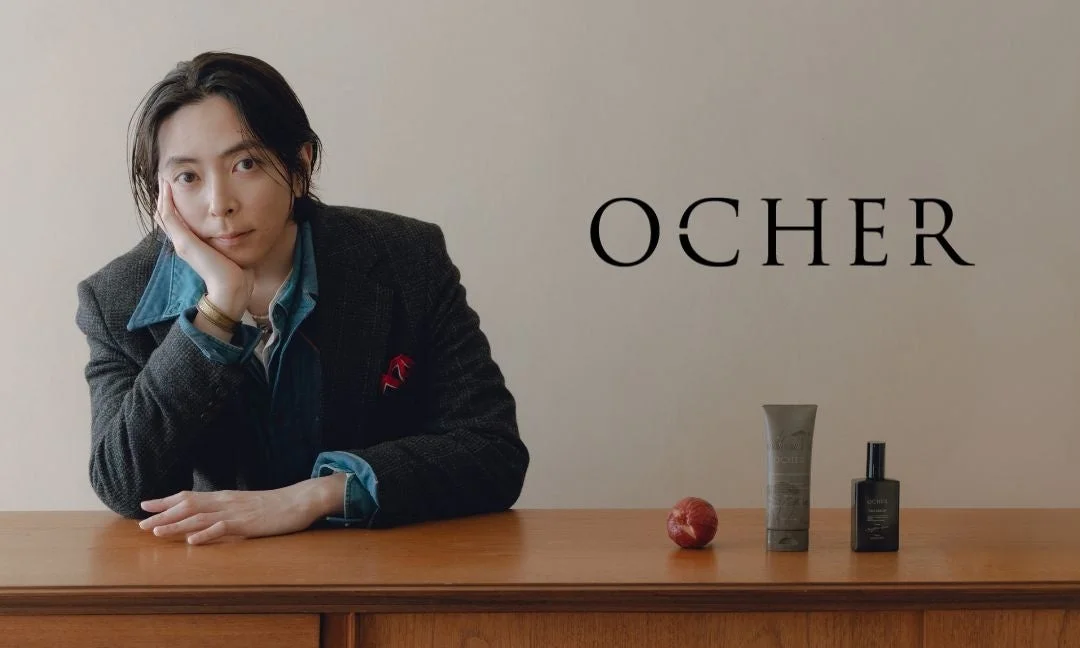 Hombre con productos OCHER en una mesa de madera