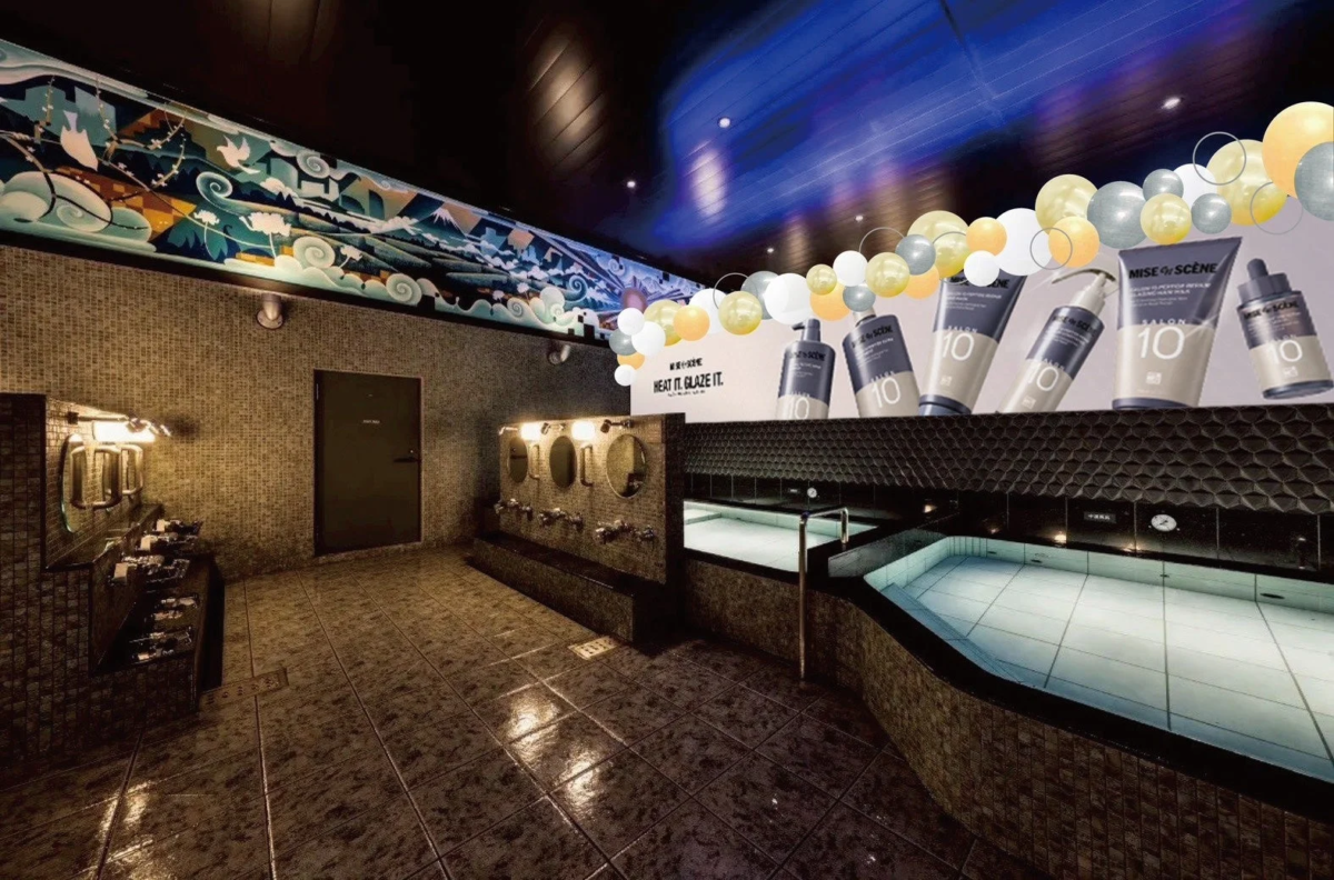 Interior del baño público con decoración de Mise en scène