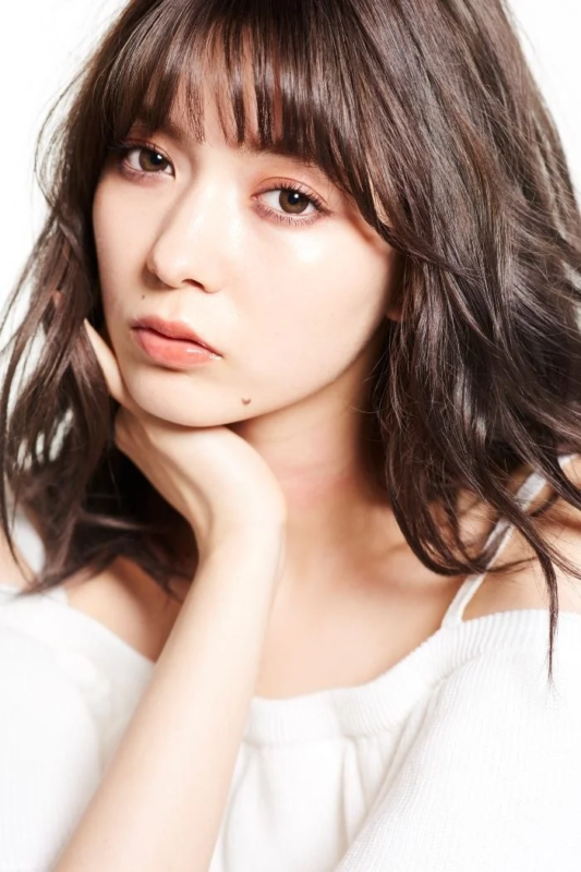 Primer plano de Alisa Yagi, una joven con cabello casta&ntilde;o y flequillo, con una expresi&oacute;n serena