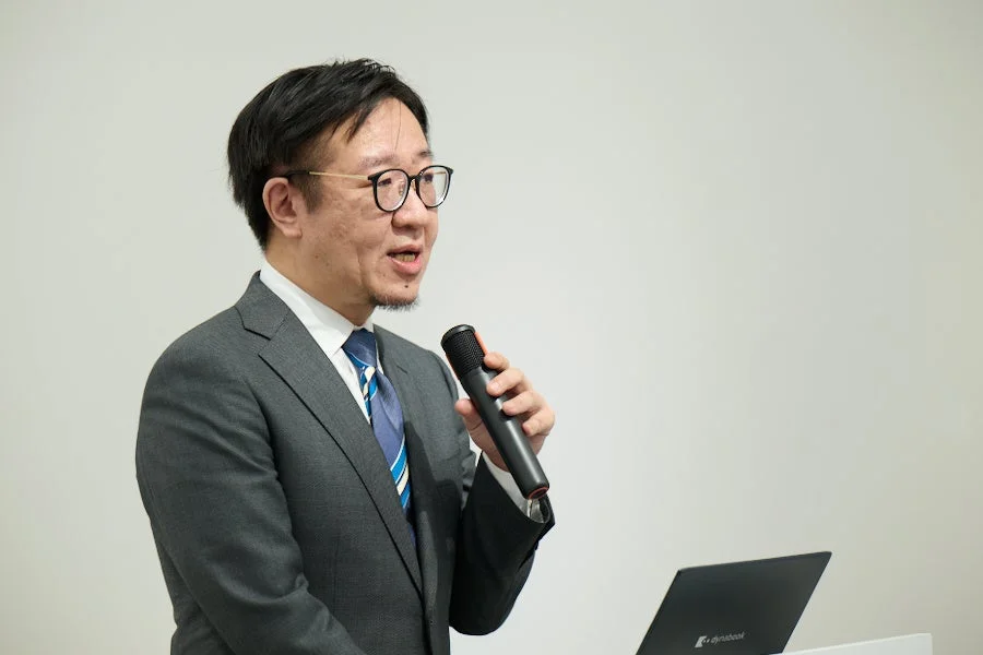 Atsushi Yamada, Vicepresidente Ejecutivo Senior de Kyusai, durante la presentación